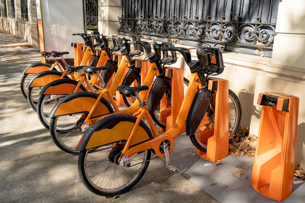 Station de location de vélos municipale. Forme de transport saine et écologique. Vélos avec localisateur satellite.