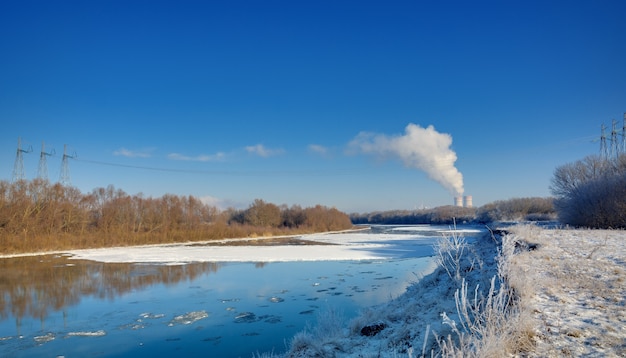 Station nucléaire sur la rive du fleuve