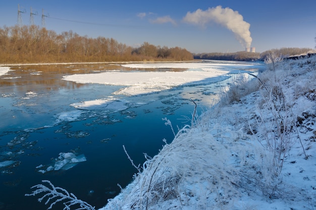 Station nucléaire sur la rive du fleuve