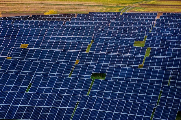 Station de panneaux solaires au-dessus du concept d'énergie alternative