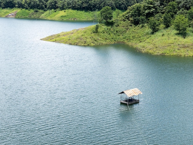 La station de pompage de l'eau flotte sur le grand réservoir du barrage