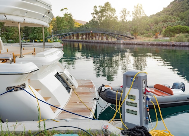 Station de recharge pour bateaux prises électriques pour recharger les navires dans le port Prises électriques point de borne sur la jetée près de la côte de la mer