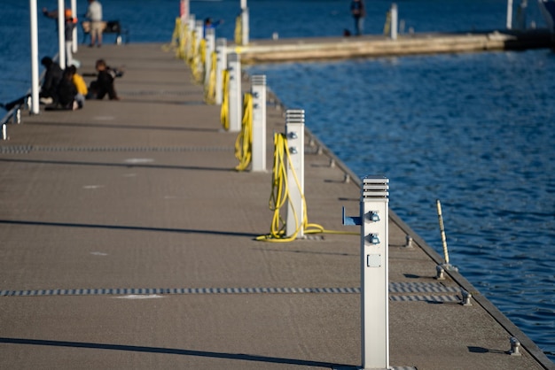 Station de recharge pour bateaux prises électriques pour recharger les voiliers dans le port vide de la marina