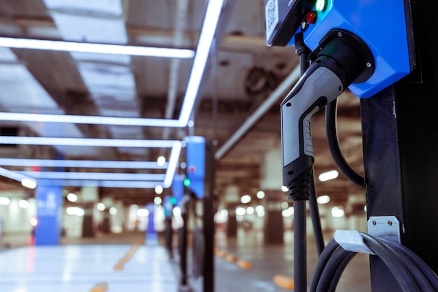 Station de recharge de voiture électrique pour charger la batterie EV. Prise pour véhicule avec moteur électrique.