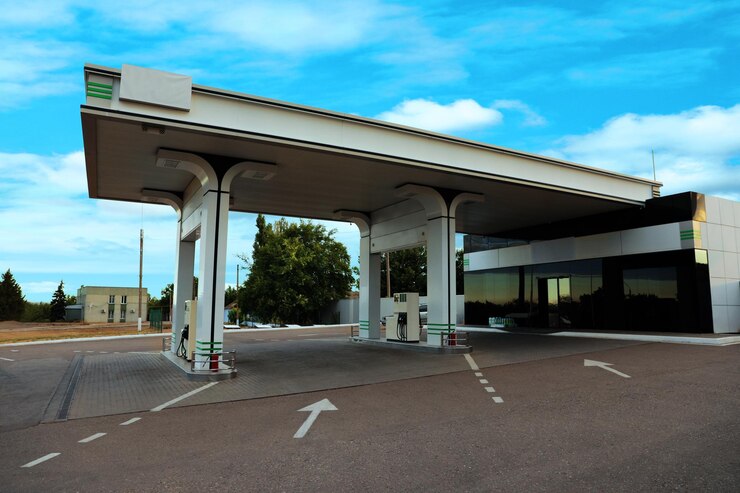 Photo station de remplissage de gaz moderne à côté de la route
