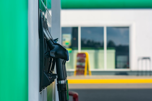 Station-service avec gros plan de diesel et d'essence sur le fond d'une vitrine.