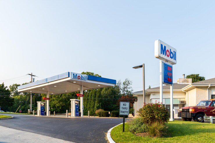 Photo une station-service avec un panneau disant mobil