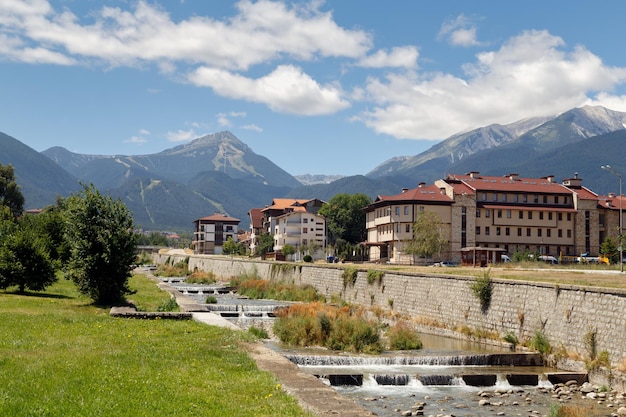 La station de ski bulgare de la ville de Bansko en été les montagnes du Pirin en arrière-plan Bulgarie