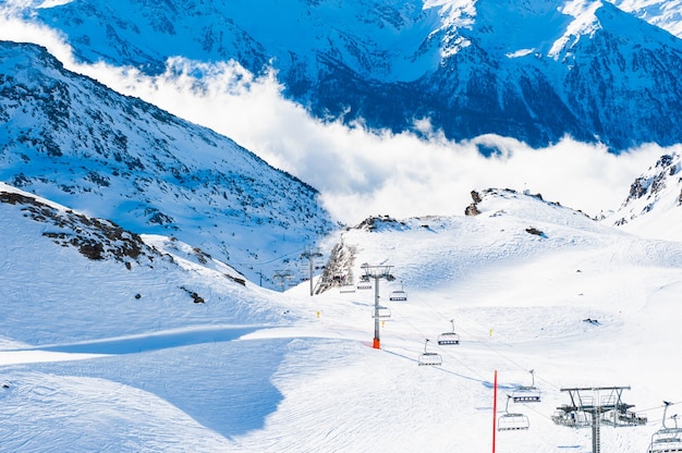 Station de ski dans les Alpes d'hiver. Val Thorens, 3 Vallées, France. Belles montagnes, paysage d'hiver