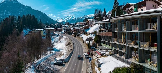 Station de ski dans la magnifique chaîne de montagnes des Alpes couvertes de neige