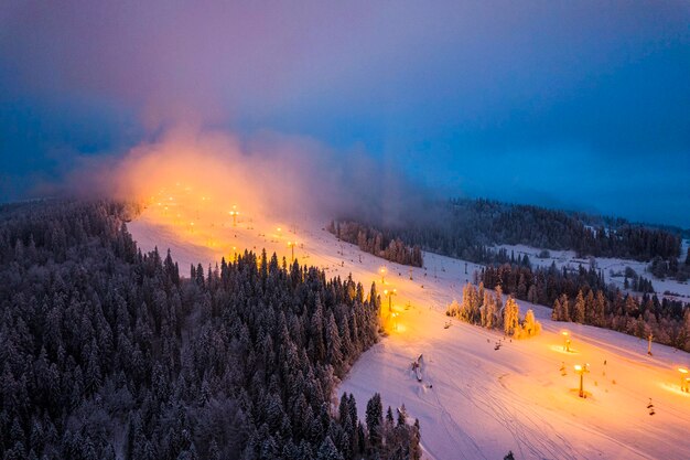 Station de ski illuminée et pente à Kotelnica Bialka Pologne