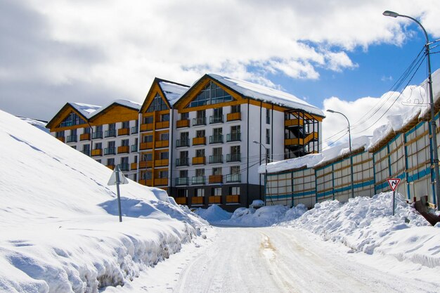 station de ski, montagnes enneigées et auberges