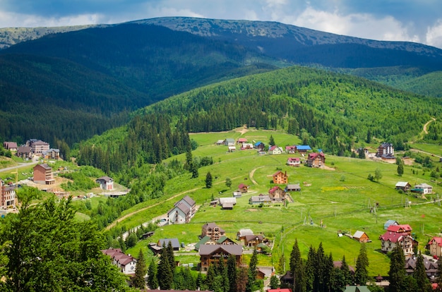 Station de ski populaire Bukovel en été. Les Carpates ukrainiennes.