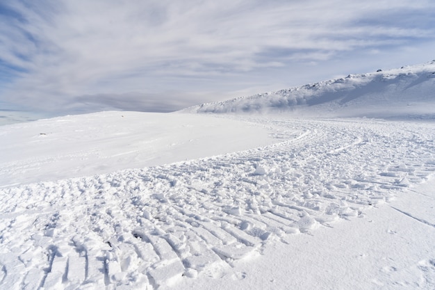 Station de ski de la Sierra Nevada en hiver, pleine de neige.