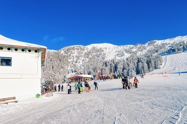 Station de ski de Zillertal et personnes faisant du ski et du snowboard au Tyrol à Mayrhofen en Autriche dans les Alpes d'hiver. Montagnes alpines avec neige blanche et ciel bleu. Plaisir de descente sur les pistes enneigées autrichiennes.