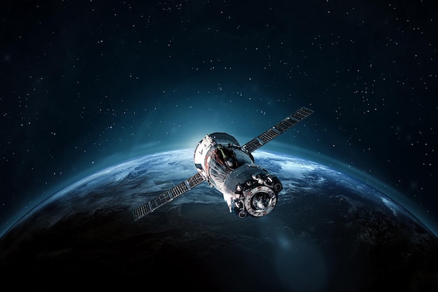 La station spatiale est en orbite autour de la Terre.