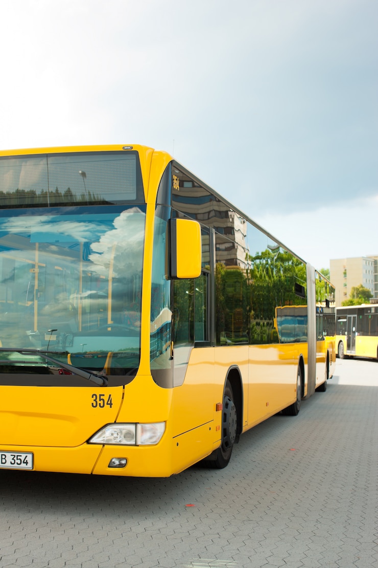 Photo stationnement d'autobus en rangée à la gare routière