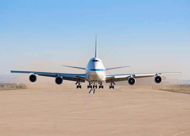 Stationnement d'avion sur une piste d'aéroport en journée ensoleillée