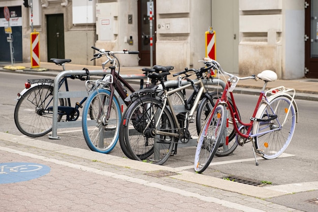 Stationnement pour vélos dans une rue de la ville Beaucoup de vélos sont alignés