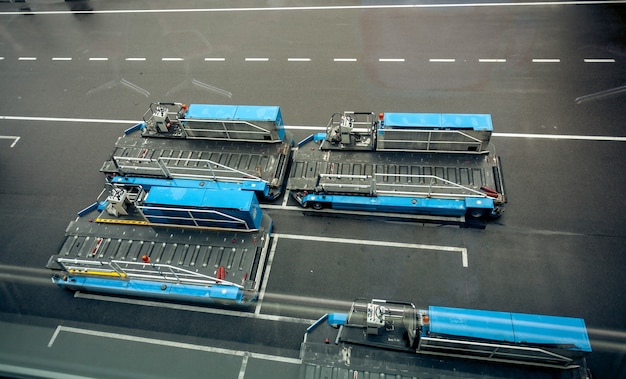 Stationnement des véhicules de transport de bagages dans l'aéroport moderne