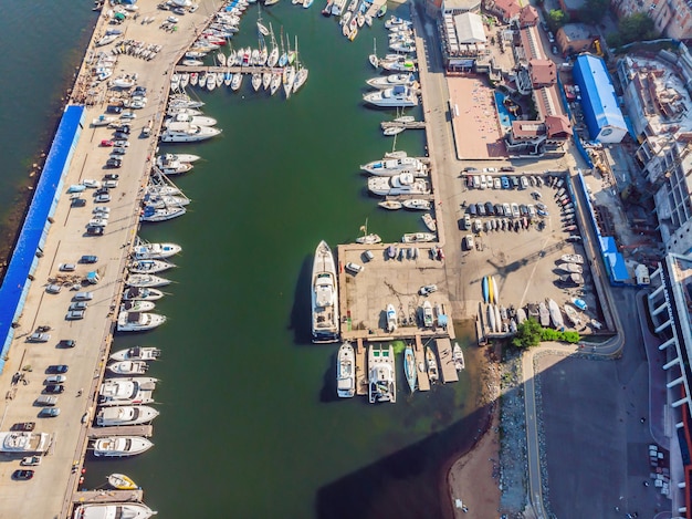 Stationnement des yachts dans le port au coucher du soleil Harbour yacht club