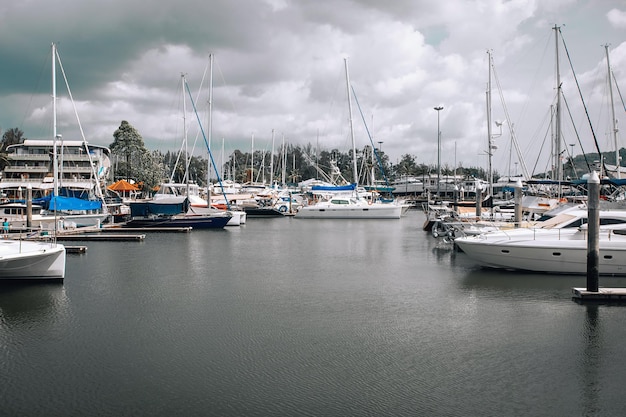 Stationnement des yachts dans le port, club de yacht du port sur fond de ciel nuageux