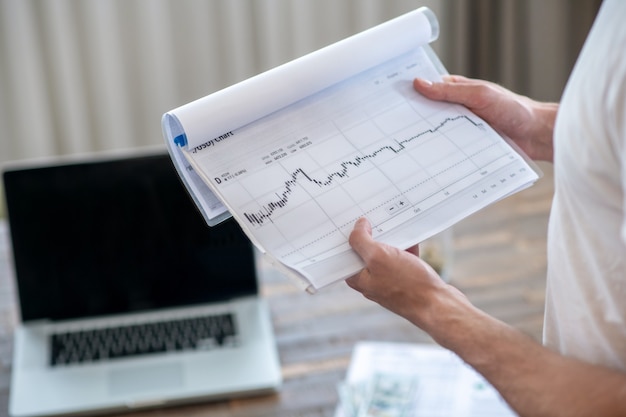 Statistiques financières. Gros plan photo d'un papier avec un diagramme