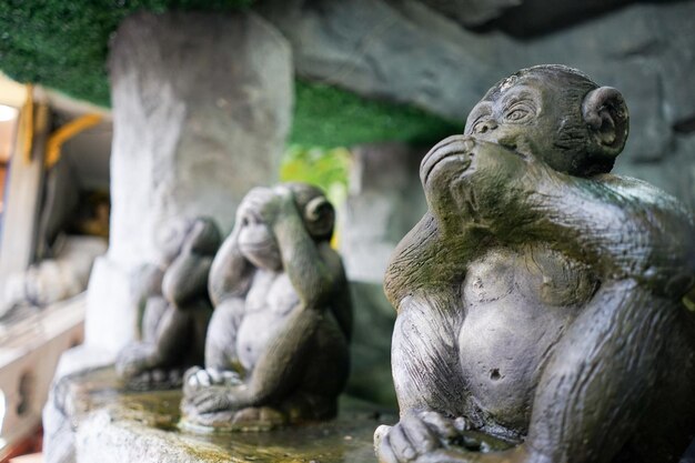 La statue de 3 singes ferme les oreilles ferme les yeux et ferme la bouche