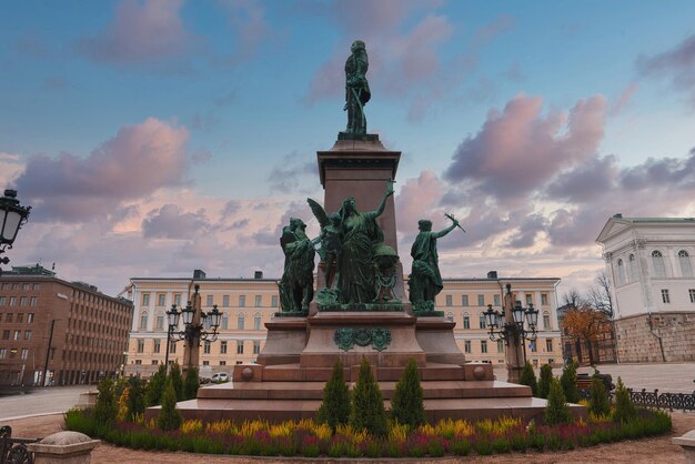 Statue d'Alexandre II sur la place du Sénat d'Helsinki avec la cathédrale