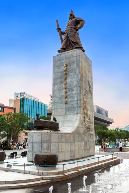 Photo la statue de l'amiral yi sunshin sur la place gwanghwamun est un point de repère important en corée du sud