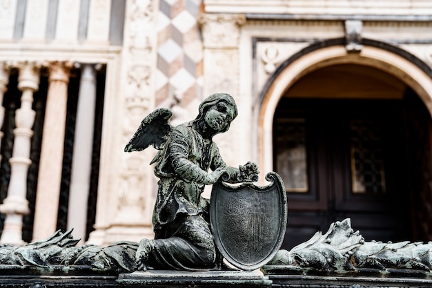 Statue d'un ange avec un bouclier près de l'entrée de la chapelle colleoni bergamo italie