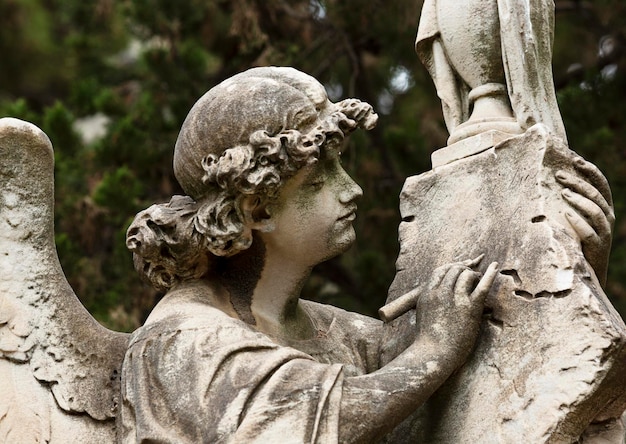 Une statue d'ange avec une couronne dessus