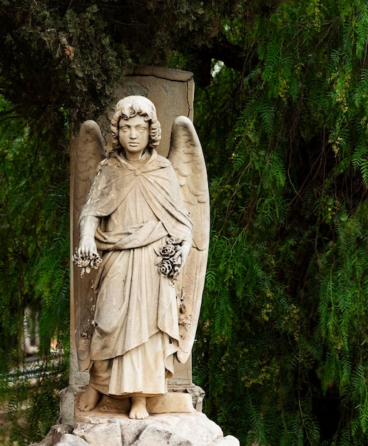 Une statue d'ange avec une couronne sur la tête