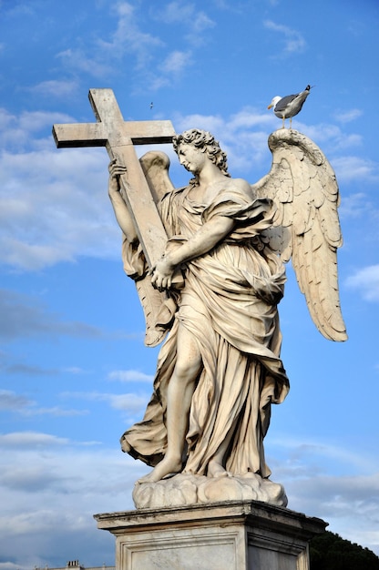 Statue d'Ange avec croix