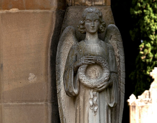 Une statue d'ange entourée d'une couronne