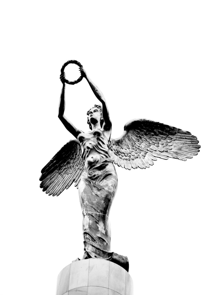 Photo statue de l'ange femme ange féminin à skopje en macédoine