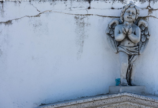 statue d'ange avec un pigeon dans les mains copie de l'espace