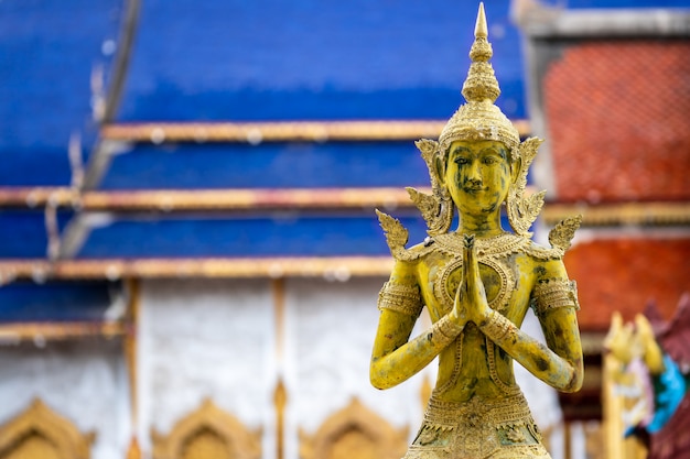 Statue d'anges pour rendre hommage au temple de Chiang Mai en Thaïlande. La religion et la culture du bouddhisme thaïlandais.