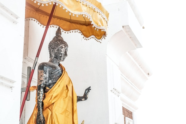 Statue antique de Bouddha thaïlandais debout