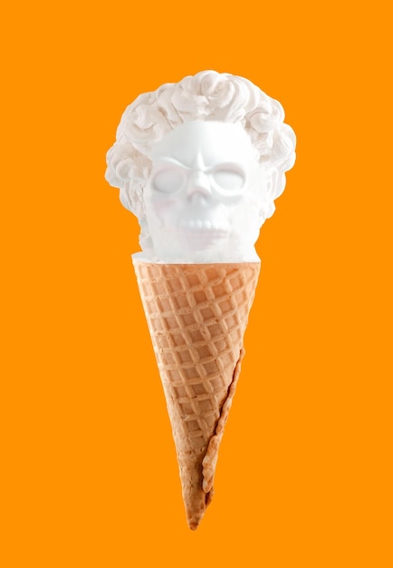 Statue antique masculine avec visage de crâne dans un cône gaufré sur fond orange crème glacée affiche créative de publicité d'Halloween