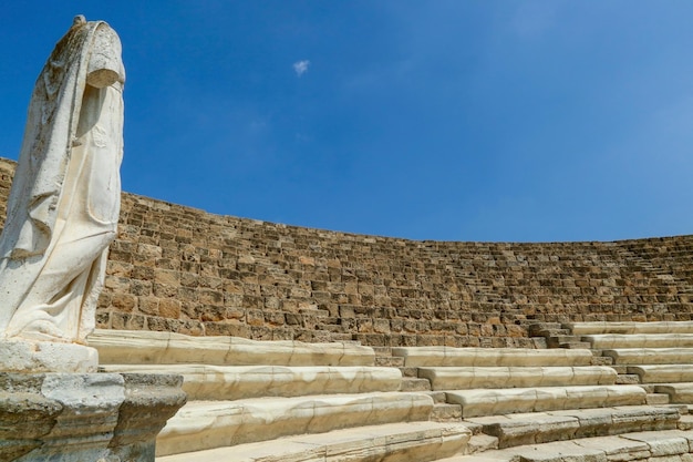 Statue antique et sièges à l'amphithéâtre romain de Salamine Chypre du Nord Copy space