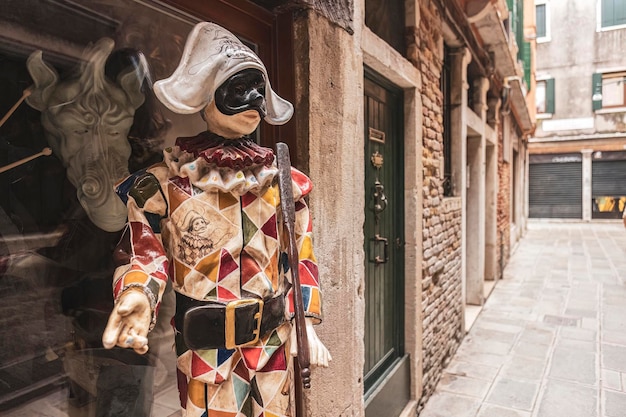 Photo statue d'arlequin venise