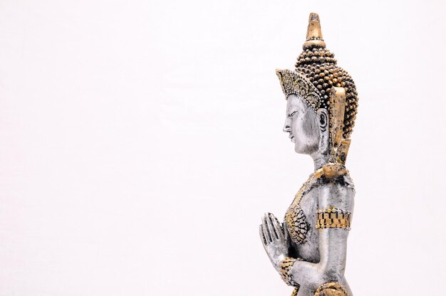 Statue d'Asie orientale sur fond blanc