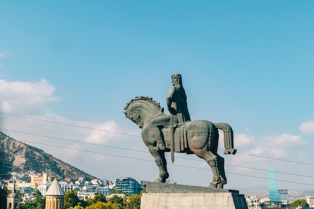 Statue d'attraction publique du roi Vakhtang Gorgasali à l'église Metekhi de Tbilissi, Géorgie.