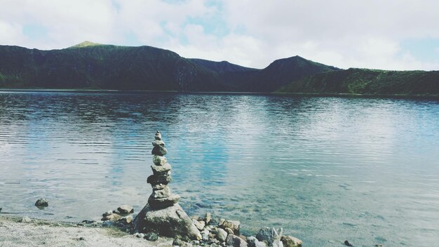 Statue au bord du lac contre le ciel