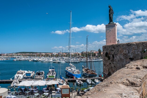 Statue au-dessus du port d'Alghero