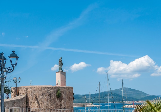 Statue au-dessus du port d'Alghero