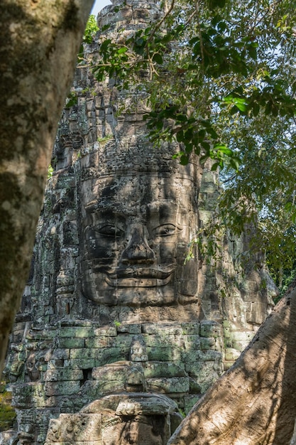 Statue au sommet d'une porte à Ankor Thom au Cambodge