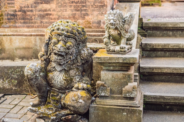 Statue balinaise en pierre moussue. L'île de Bali, Indonésie