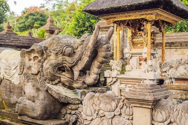 Statue balinaise en pierre moussue. L'île de Bali, Indonésie